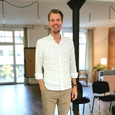 Heiner Porträt von Heiner Diepenhorst in einem Seminarraum