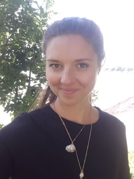 Nora Weinhold_s Porträt von Nora Weinhold vor Bäumen am Seeufer